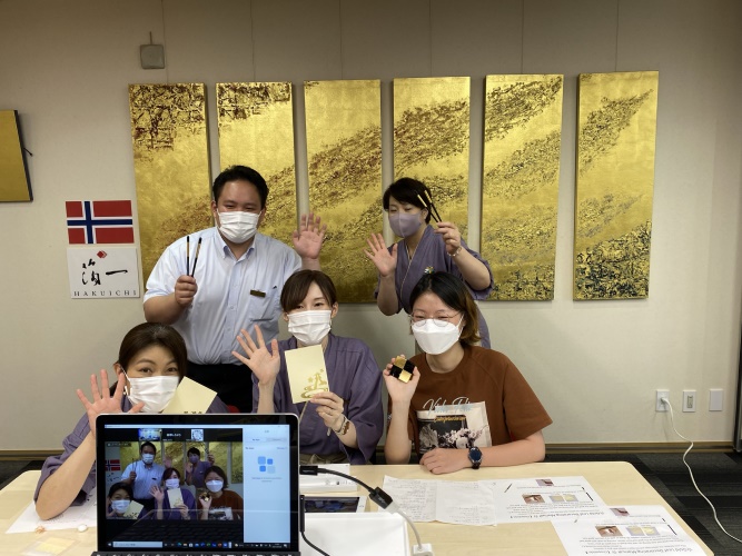 石川県に訪れた代表選手と、リモート金箔貼り体験。