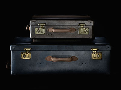 金沢箔メーカー「箔一」がGLOBE-TROTTER × TANGENT 新作スーツケース「Foil」に技術協力。吉本英樹氏のディレクションのもと、金沢箔の高度な手仕事と耐久技術を提供